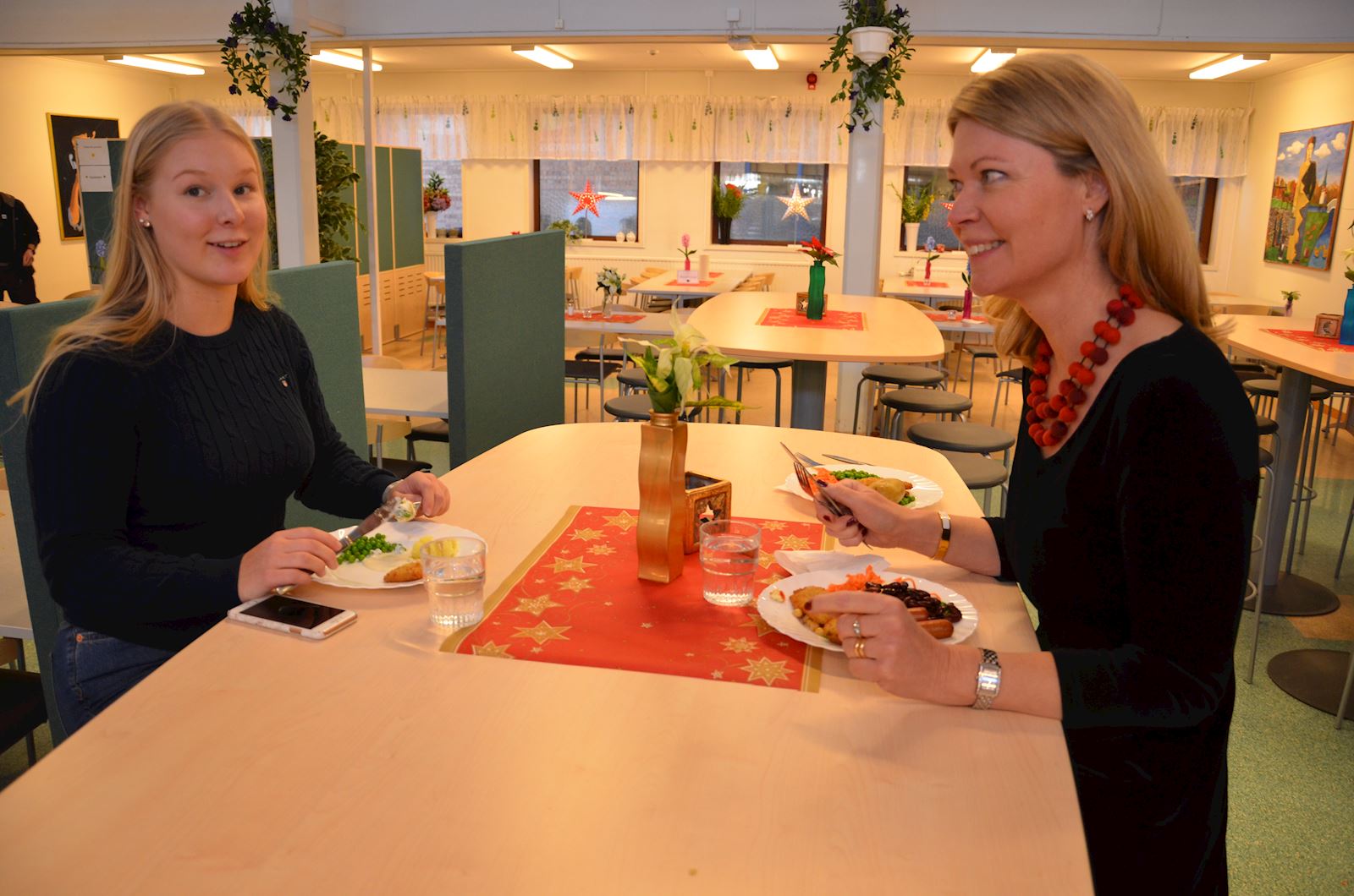 Elevrådets ordförande Linda Westerlund och Kungsängsgymnasiets rektor Anna Wiklund arbetar gemensamt för att minska matsvinnet i skolans restaurang.